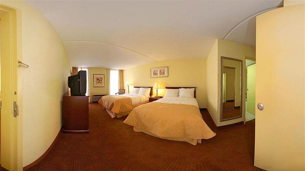 Отель Ramada By Wyndham Wichita Airport Экстерьер фото
