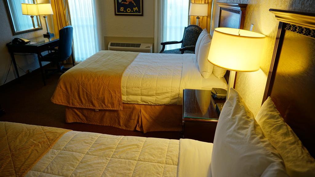 Отель Ramada By Wyndham Wichita Airport Экстерьер фото