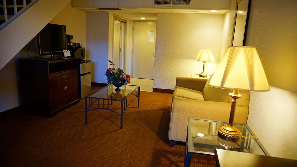 Отель Ramada By Wyndham Wichita Airport Экстерьер фото