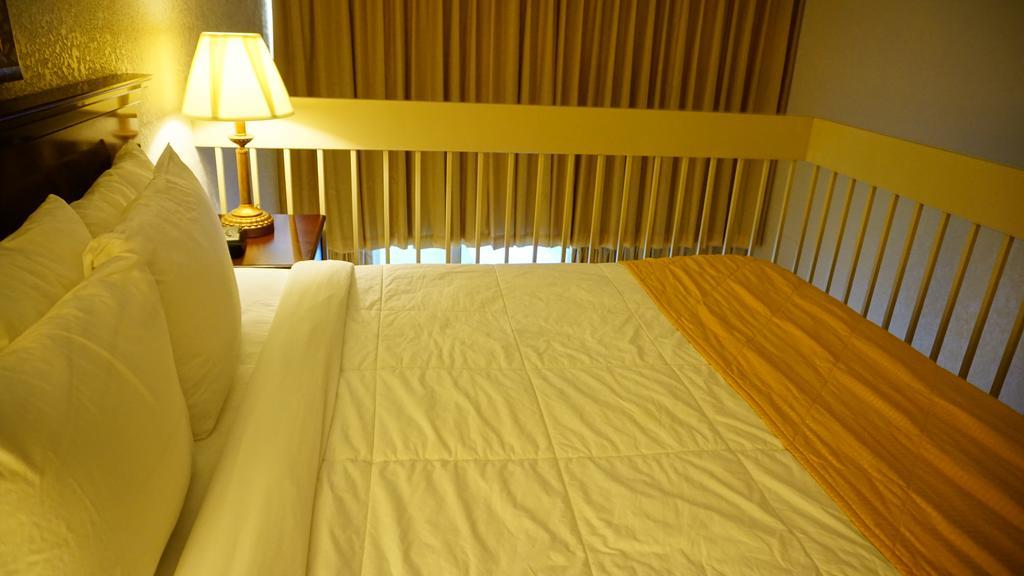 Отель Ramada By Wyndham Wichita Airport Экстерьер фото