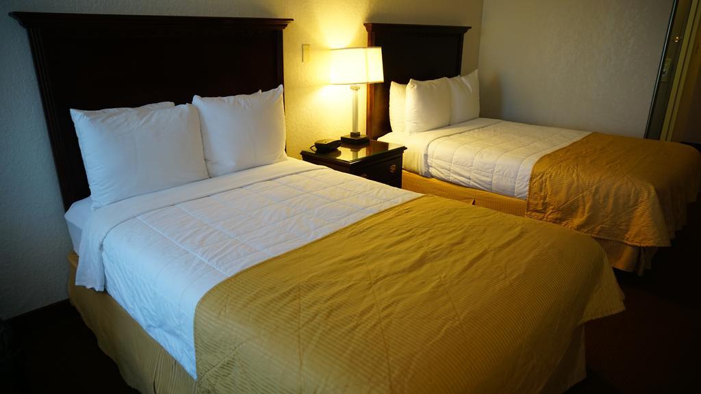 Отель Ramada By Wyndham Wichita Airport Экстерьер фото
