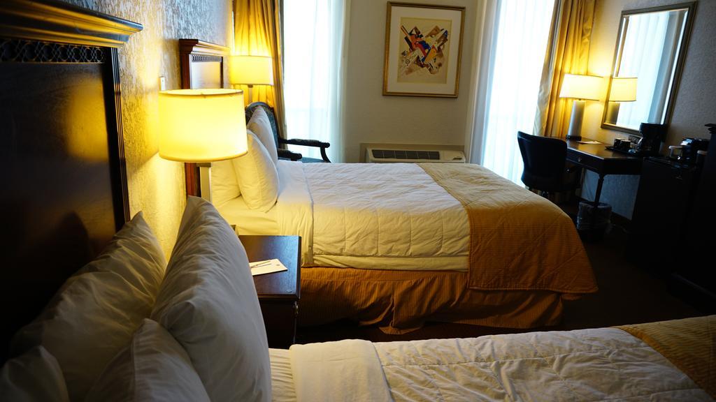 Отель Ramada By Wyndham Wichita Airport Экстерьер фото