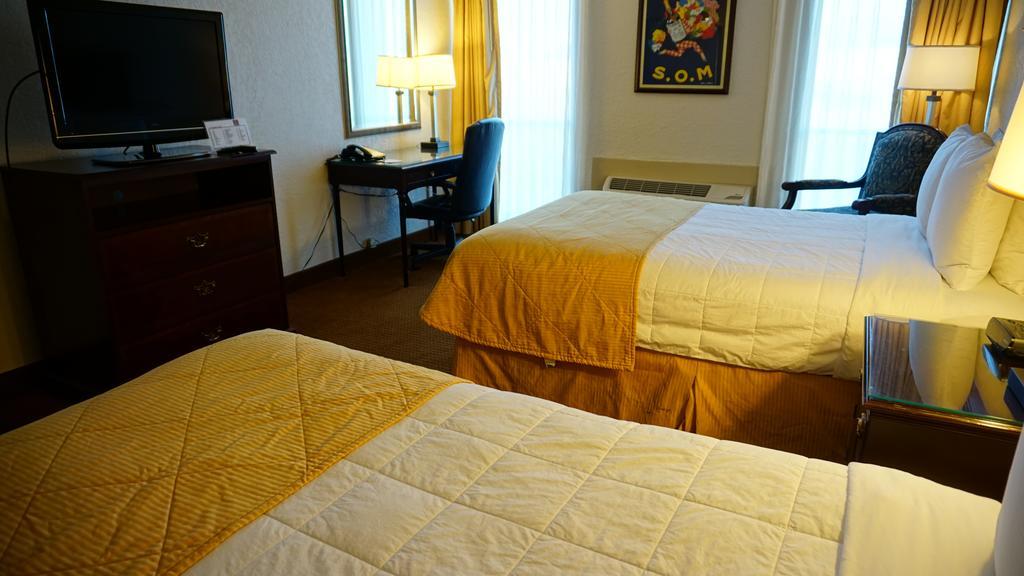 Отель Ramada By Wyndham Wichita Airport Экстерьер фото