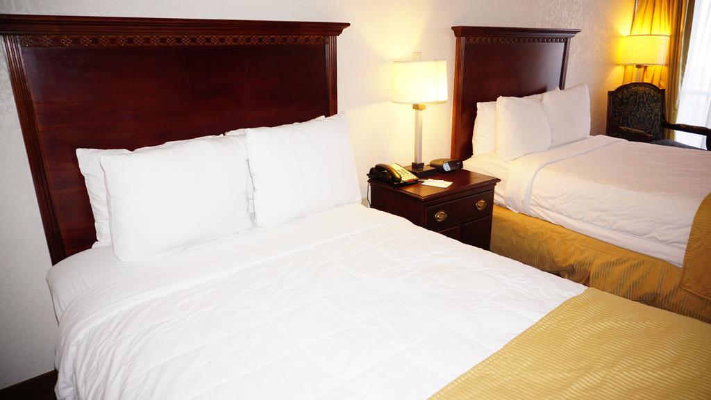 Отель Ramada By Wyndham Wichita Airport Экстерьер фото