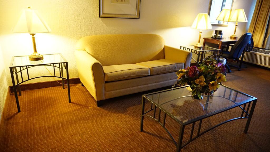 Отель Ramada By Wyndham Wichita Airport Экстерьер фото