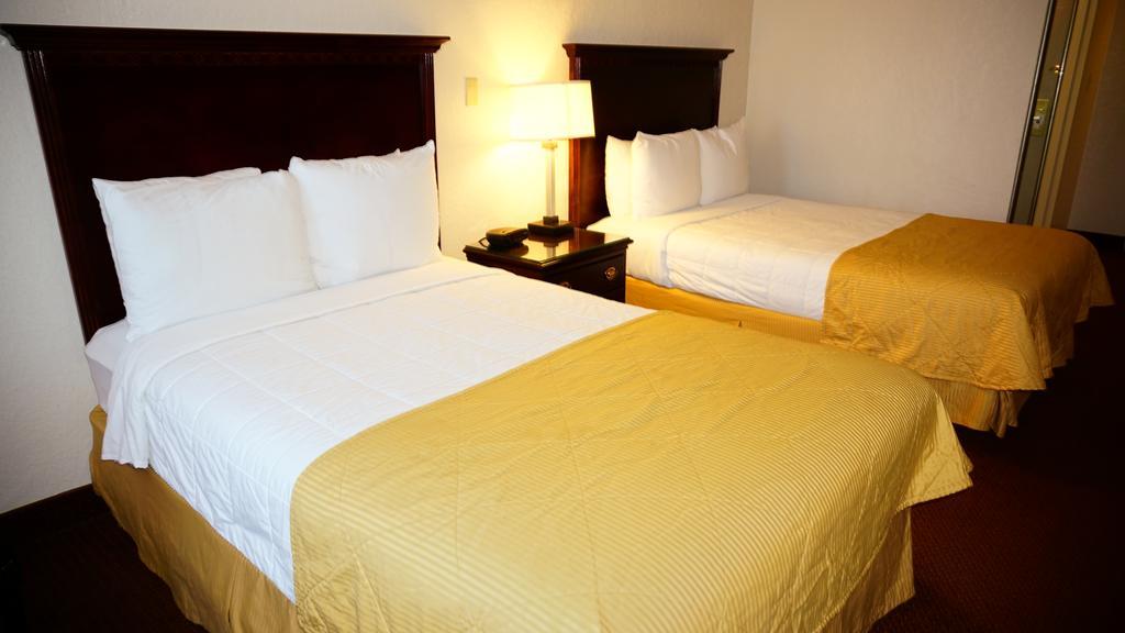 Отель Ramada By Wyndham Wichita Airport Номер фото