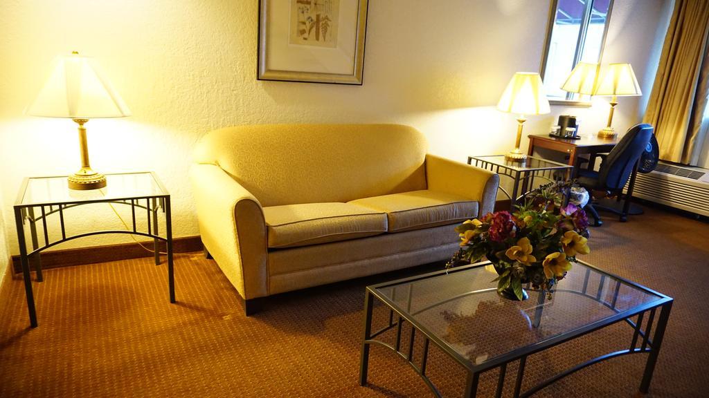 Отель Ramada By Wyndham Wichita Airport Экстерьер фото