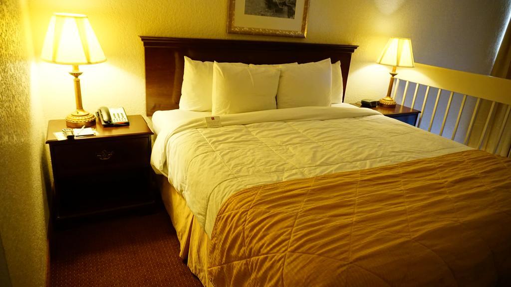 Отель Ramada By Wyndham Wichita Airport Экстерьер фото