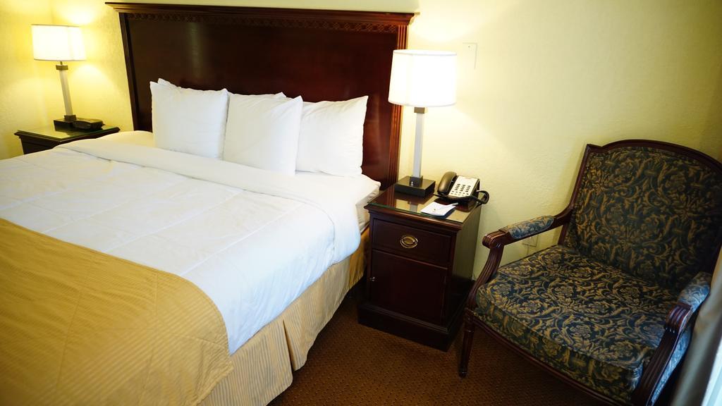 Отель Ramada By Wyndham Wichita Airport Номер фото