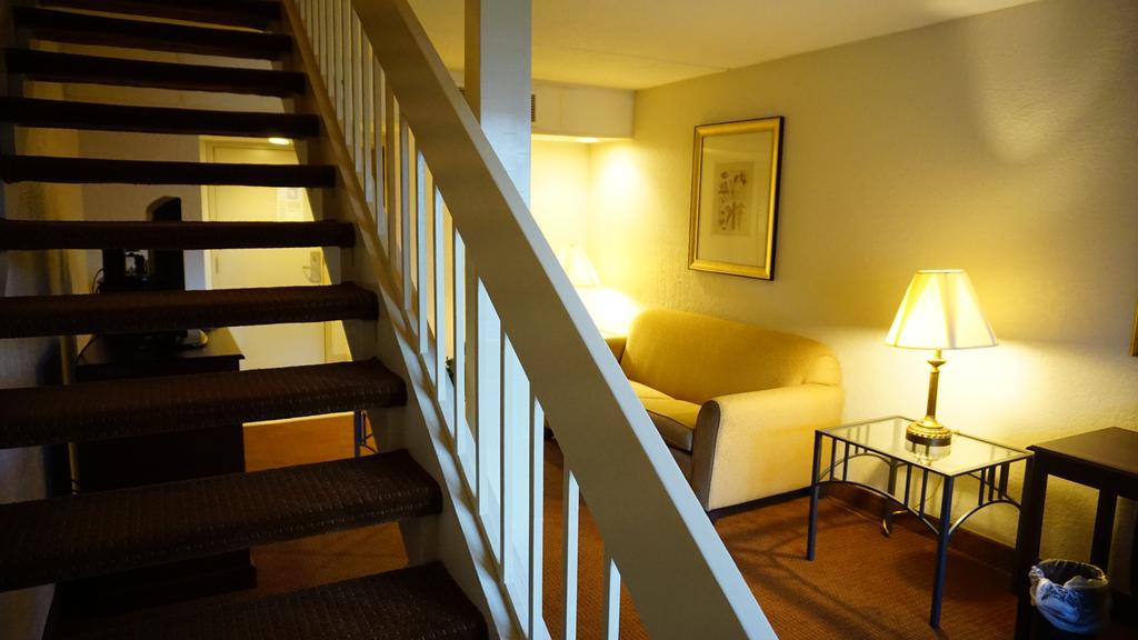 Отель Ramada By Wyndham Wichita Airport Экстерьер фото