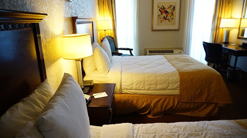 Отель Ramada By Wyndham Wichita Airport Экстерьер фото
