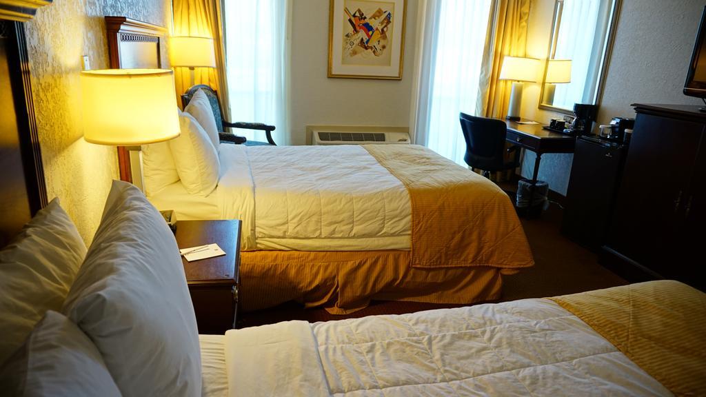 Отель Ramada By Wyndham Wichita Airport Экстерьер фото