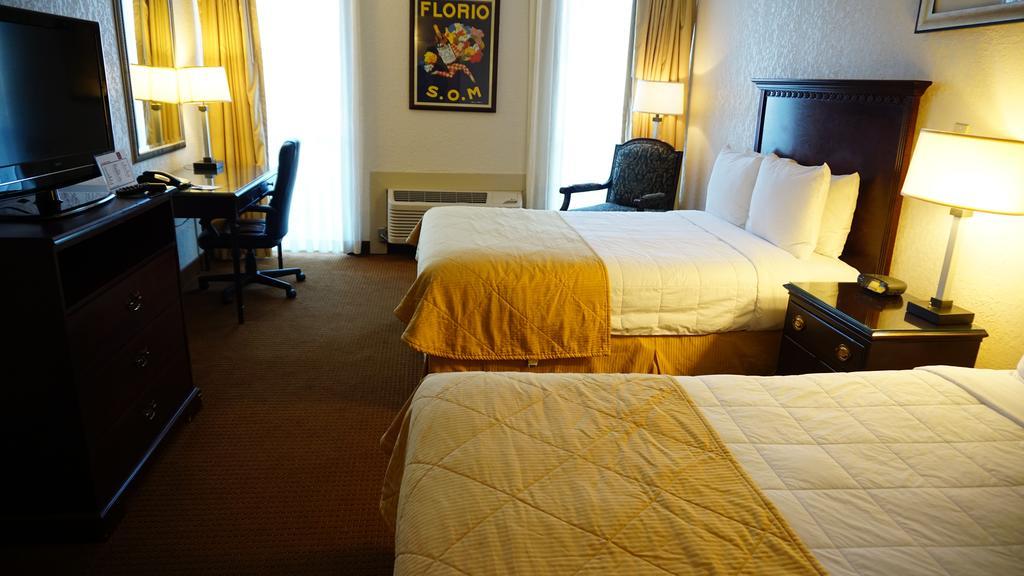 Отель Ramada By Wyndham Wichita Airport Экстерьер фото