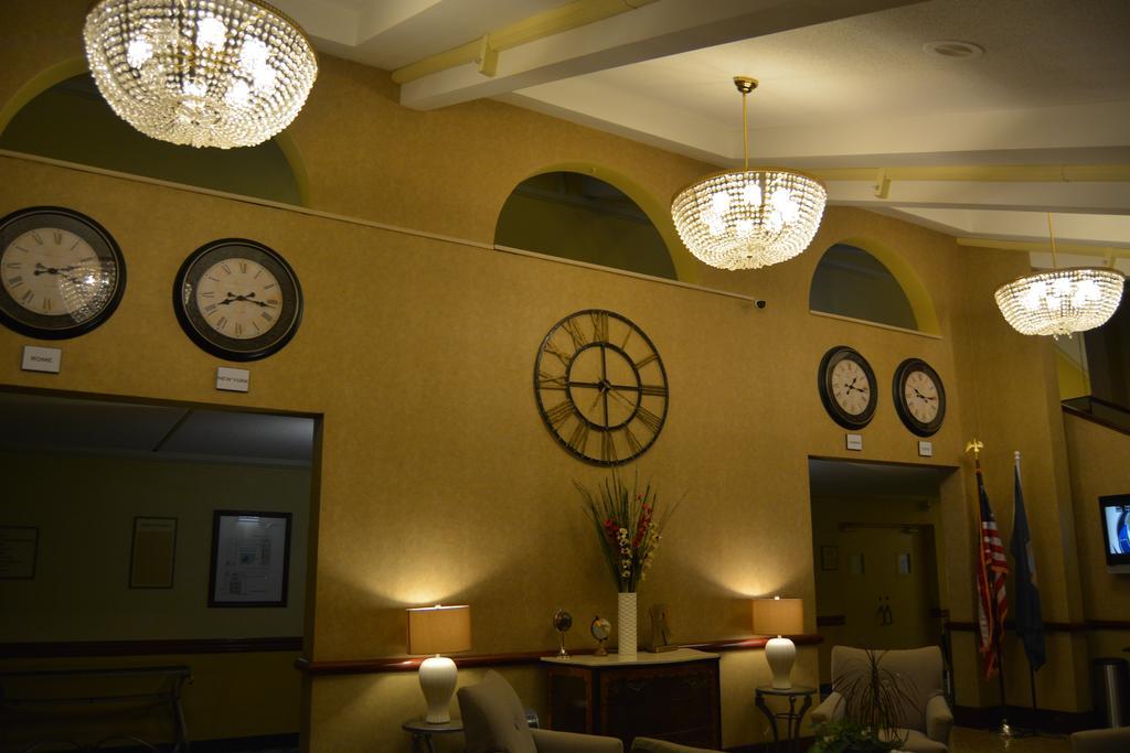 Отель Ramada By Wyndham Wichita Airport Экстерьер фото