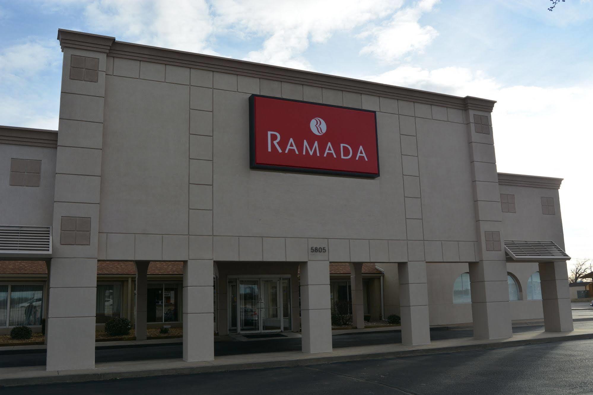 Отель Ramada By Wyndham Wichita Airport Экстерьер фото