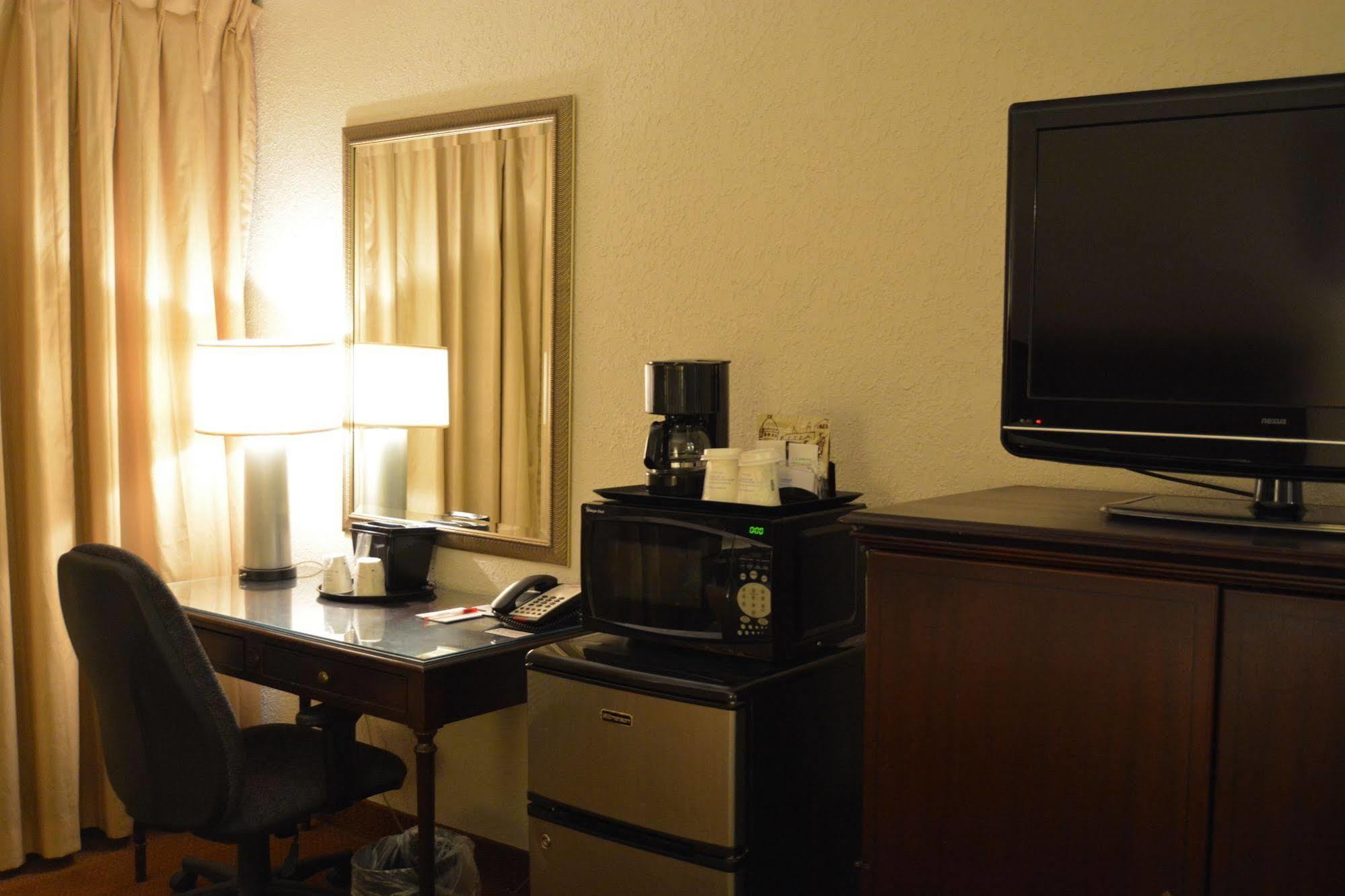 Отель Ramada By Wyndham Wichita Airport Экстерьер фото