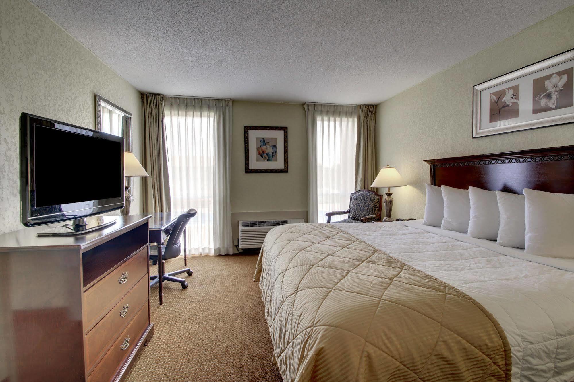 Отель Ramada By Wyndham Wichita Airport Экстерьер фото