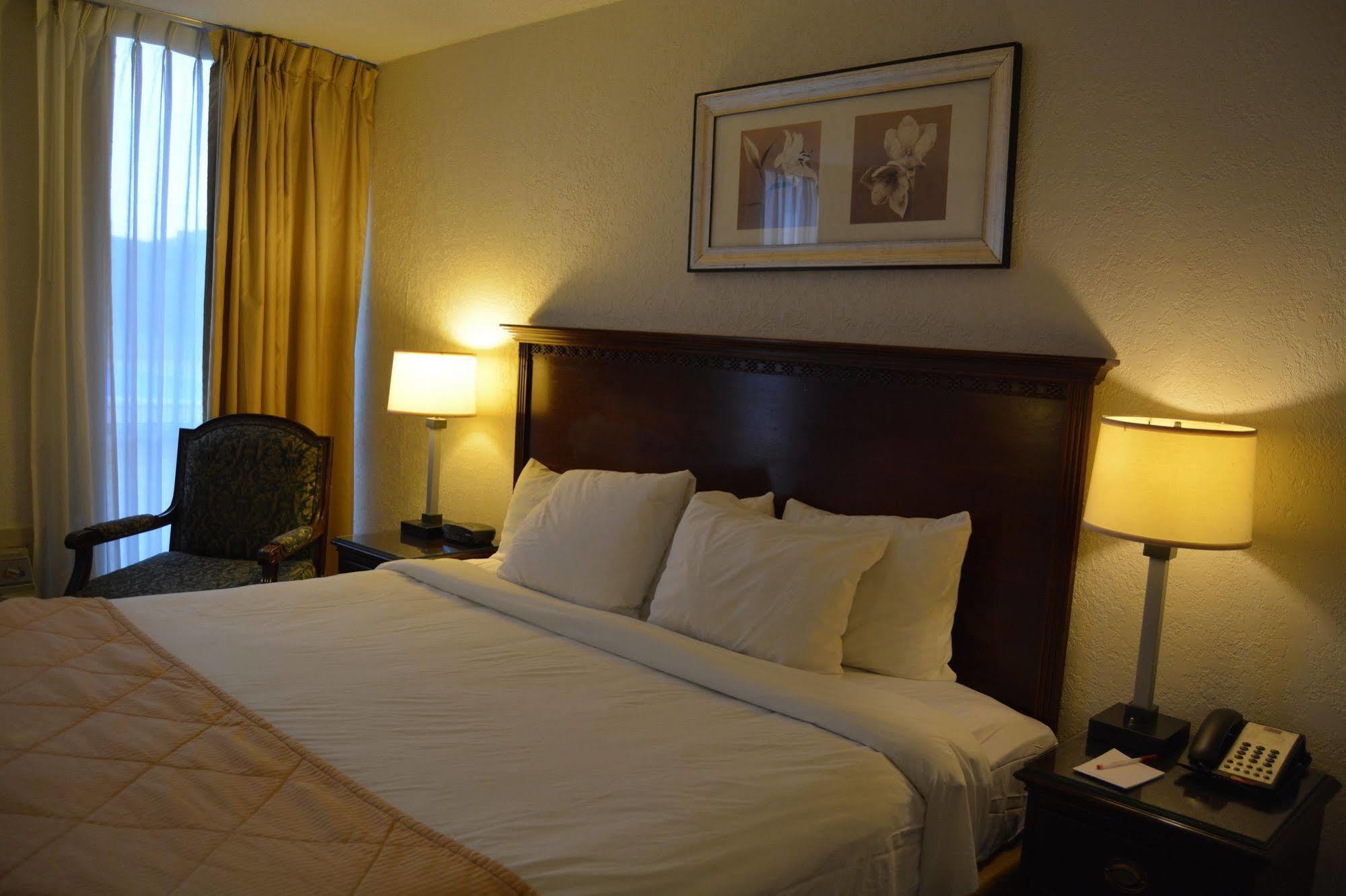 Отель Ramada By Wyndham Wichita Airport Экстерьер фото