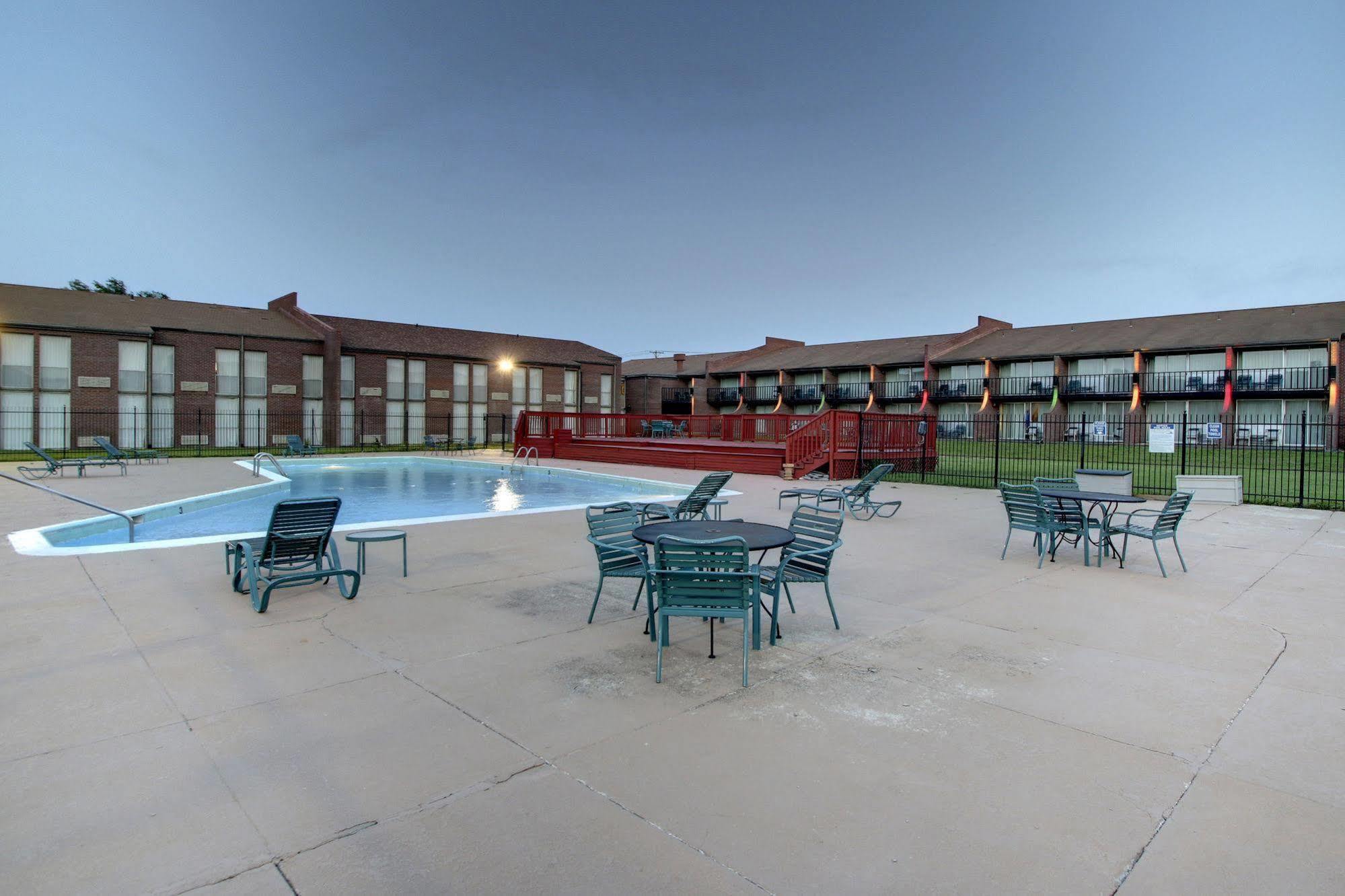 Отель Ramada By Wyndham Wichita Airport Экстерьер фото