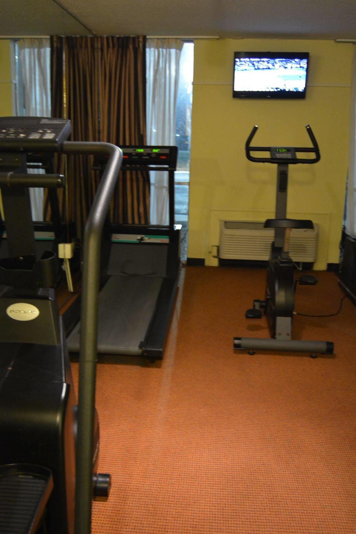 Отель Ramada By Wyndham Wichita Airport Экстерьер фото